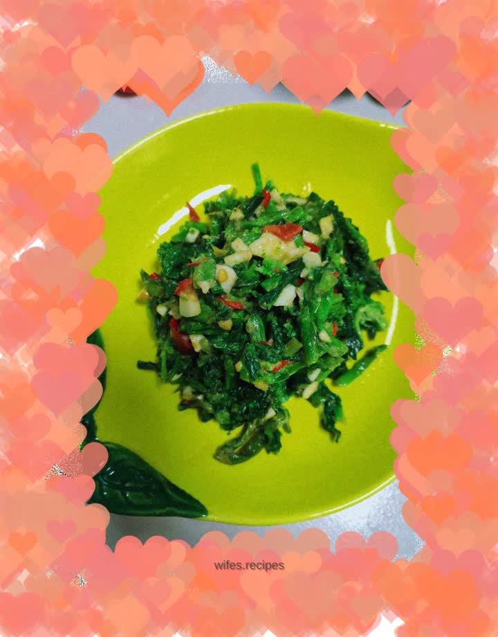 Chopped peppers mixed with dried evergreen vegetables