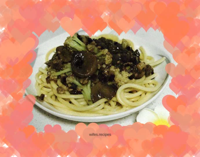 Mushroom meat sauce hollow noodles