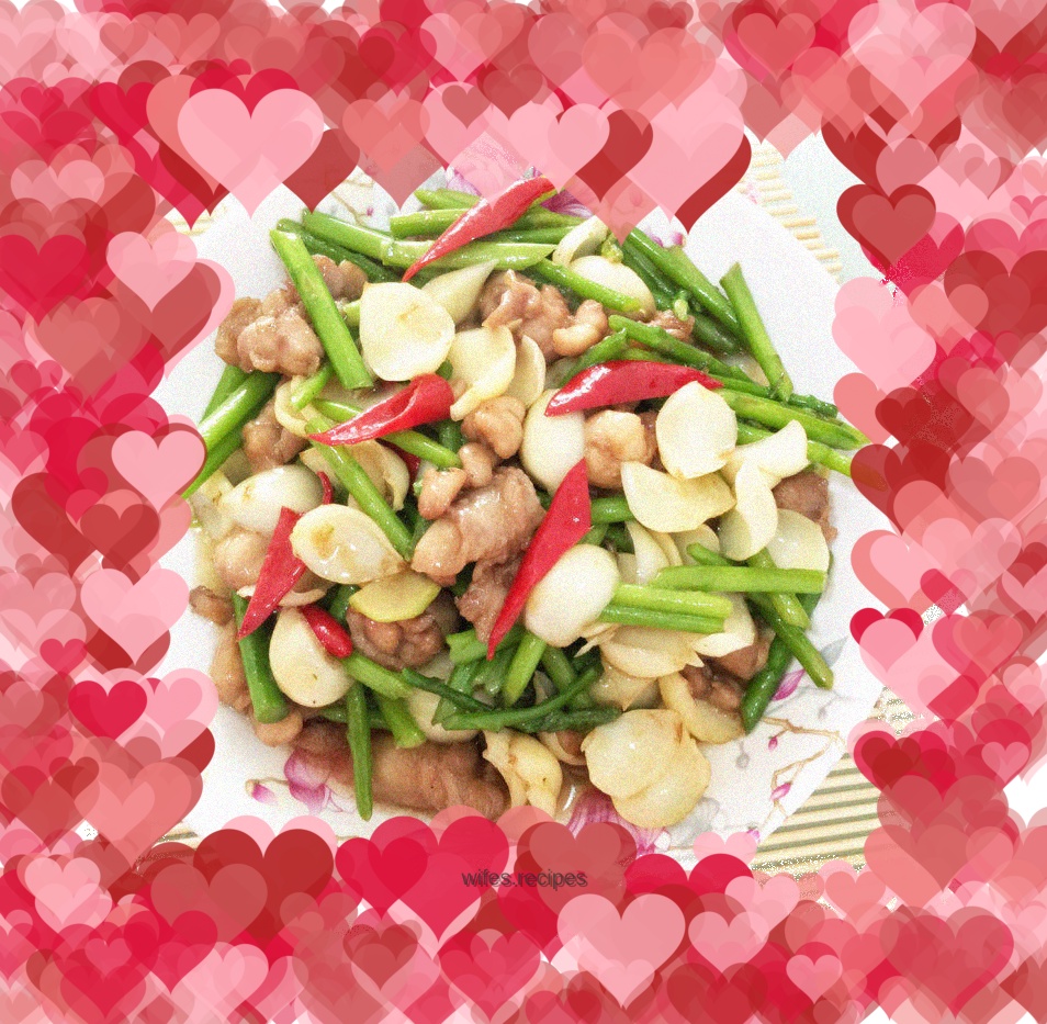 Stir-fried diced chicken with asparagus and lily