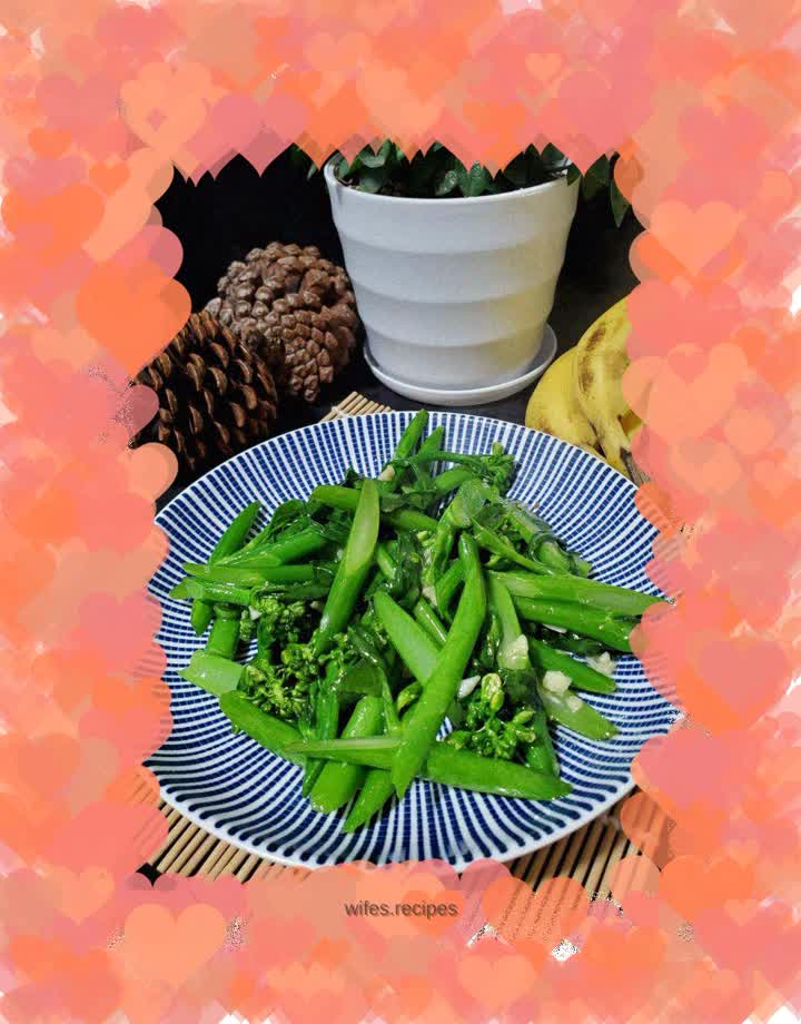 Stir-fried kale with minced garlic