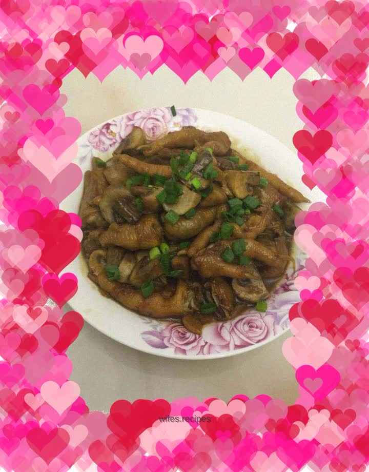 Grilled chicken feet with mushrooms