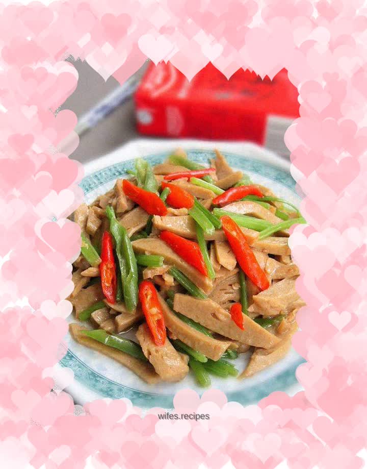 Stir-fried gluten with two peppers