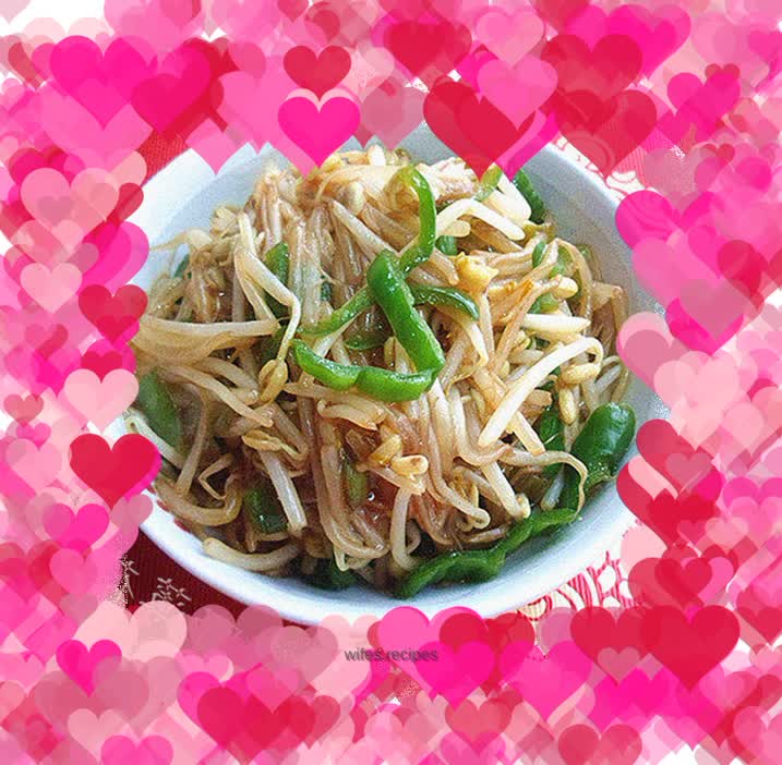 Green pepper and mung bean sprouts