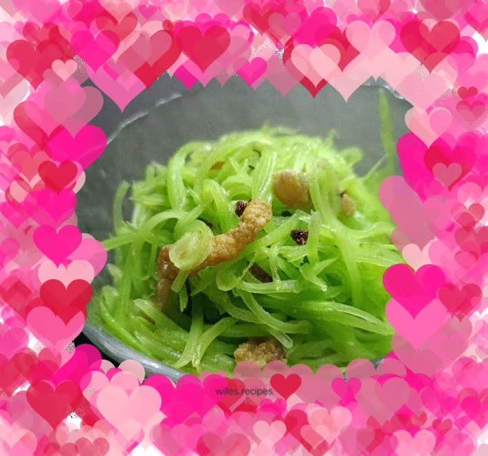 Shredded lettuce fried in oil residue