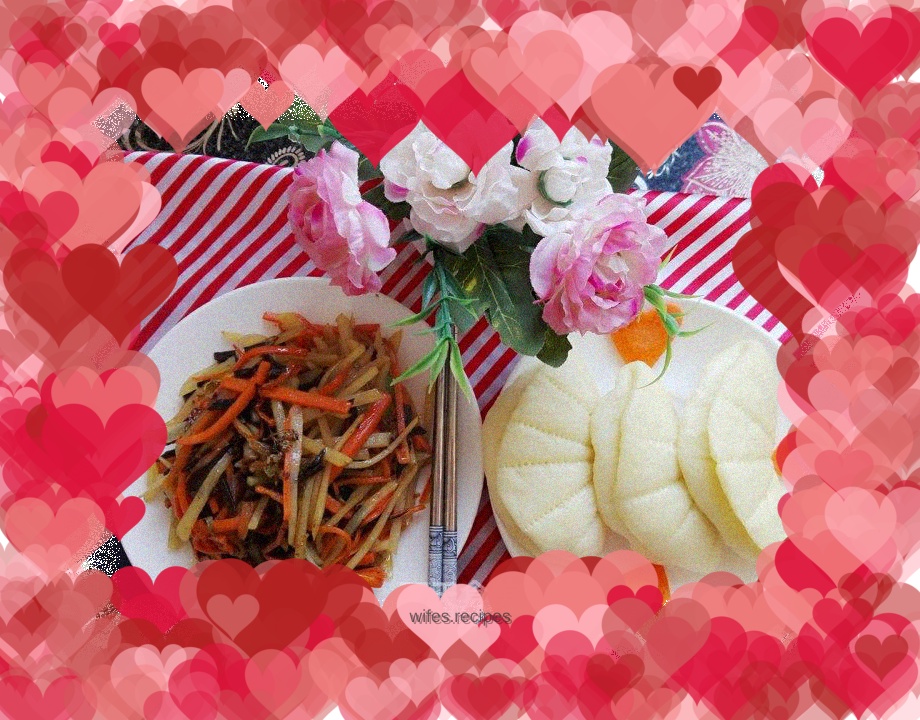 Lotus leaf cake wrapped with three shreds