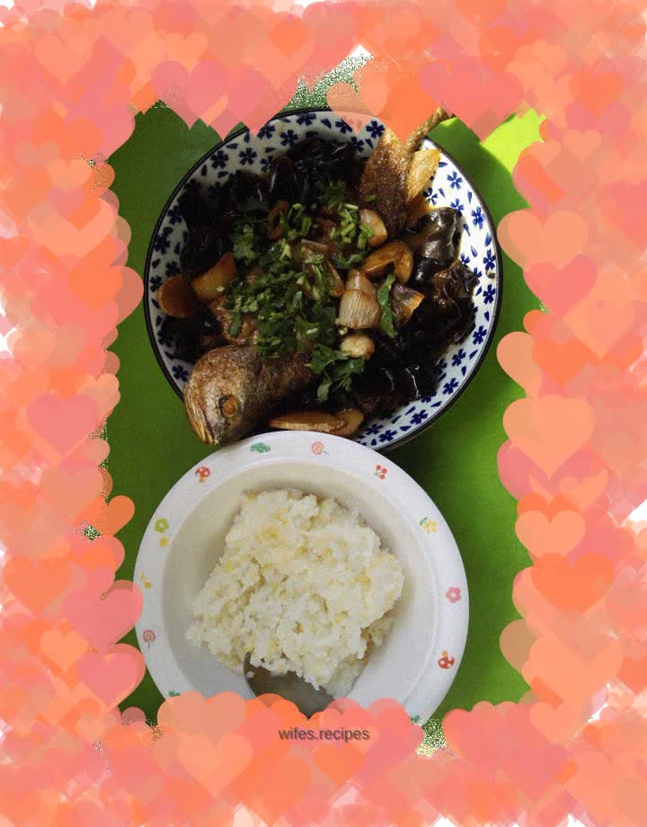 Waiting for lunch: fungus, yellow croaker, two rice