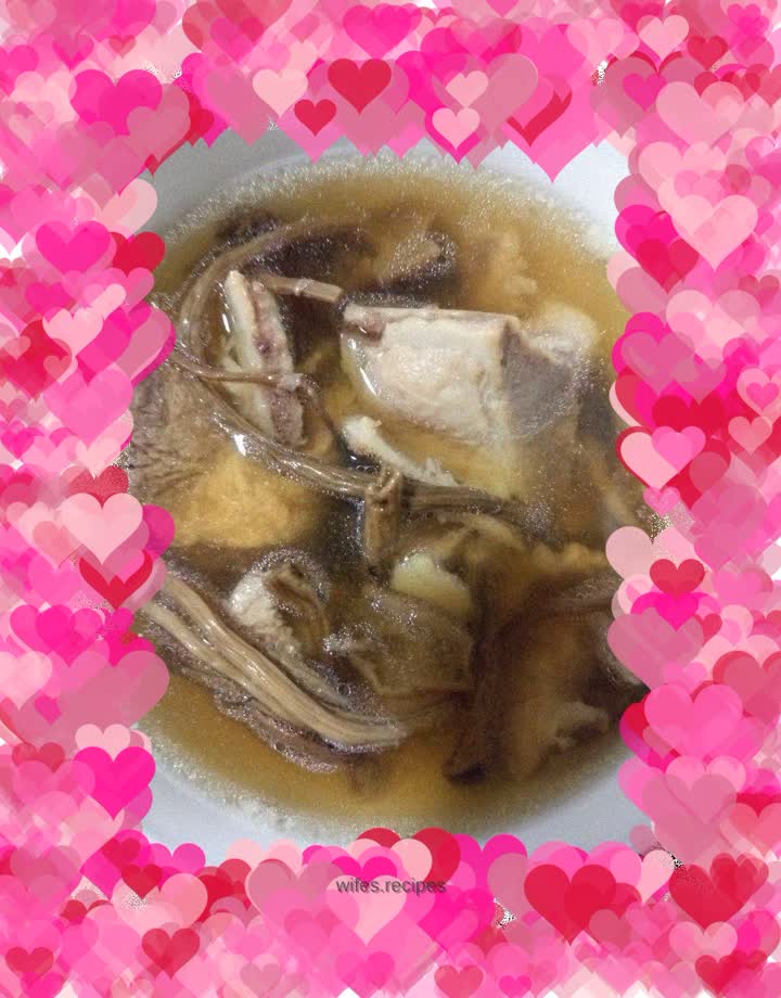 Tea tree mushroom stewed fan bone soup