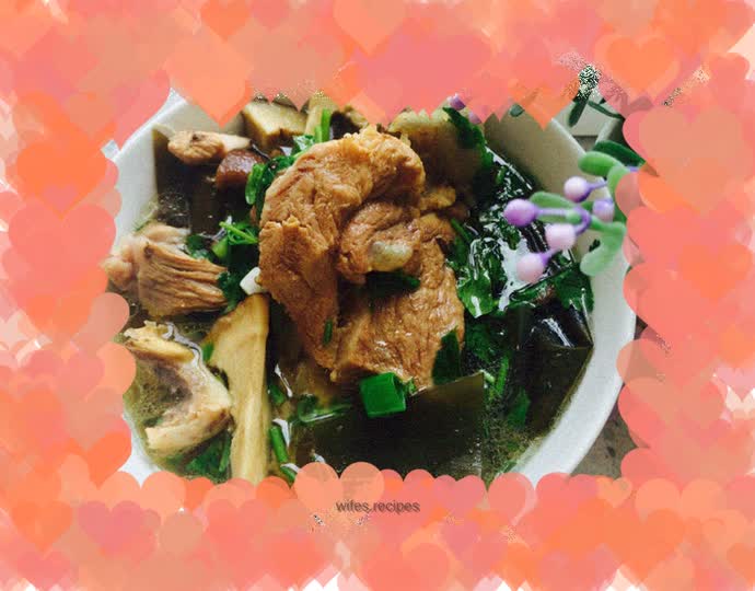 Seaweed and shiitake mushroom stewed in large bone soup