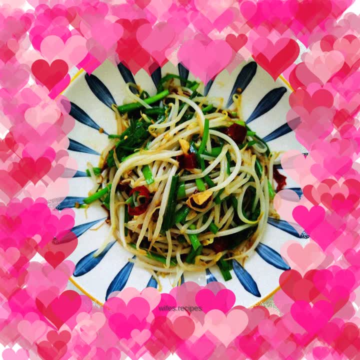 Stir-fried mung bean sprouts and leeks