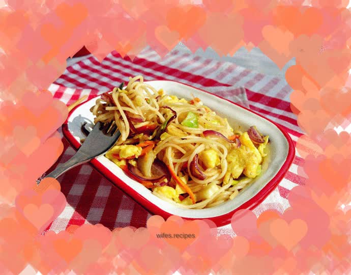 Fried noodles with onions, eggs and soy sauce