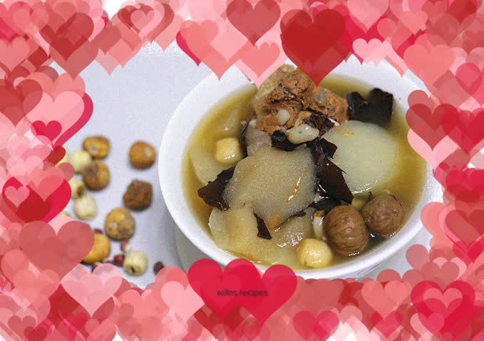 Nourishes the lungs, loquat leaves, pear and bone soup