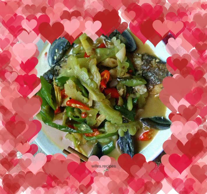 Boiled crucian carp with bitter melon and preserved egg