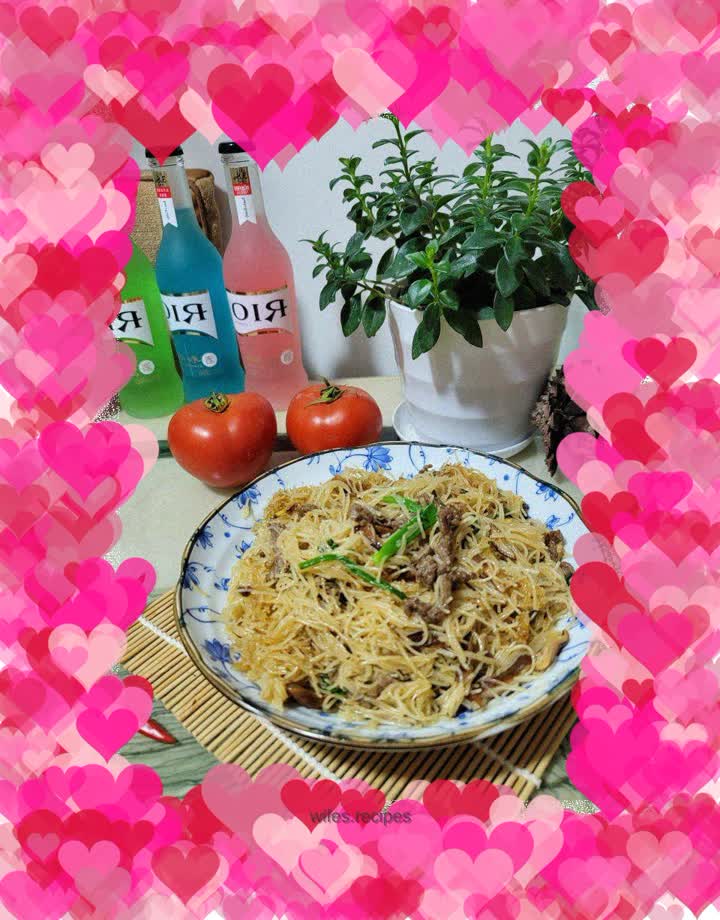 Fried rice noodles with mushrooms and beef