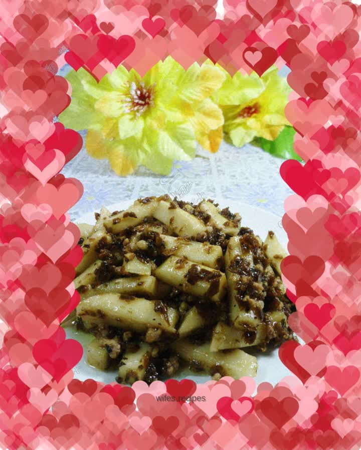 Fried rice cake with minced rice, sprouts, sprouts and minced meat