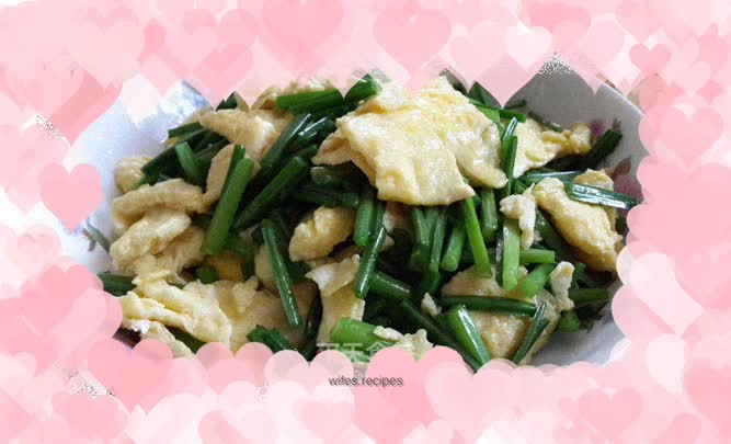 Scrambled eggs with leek stalks