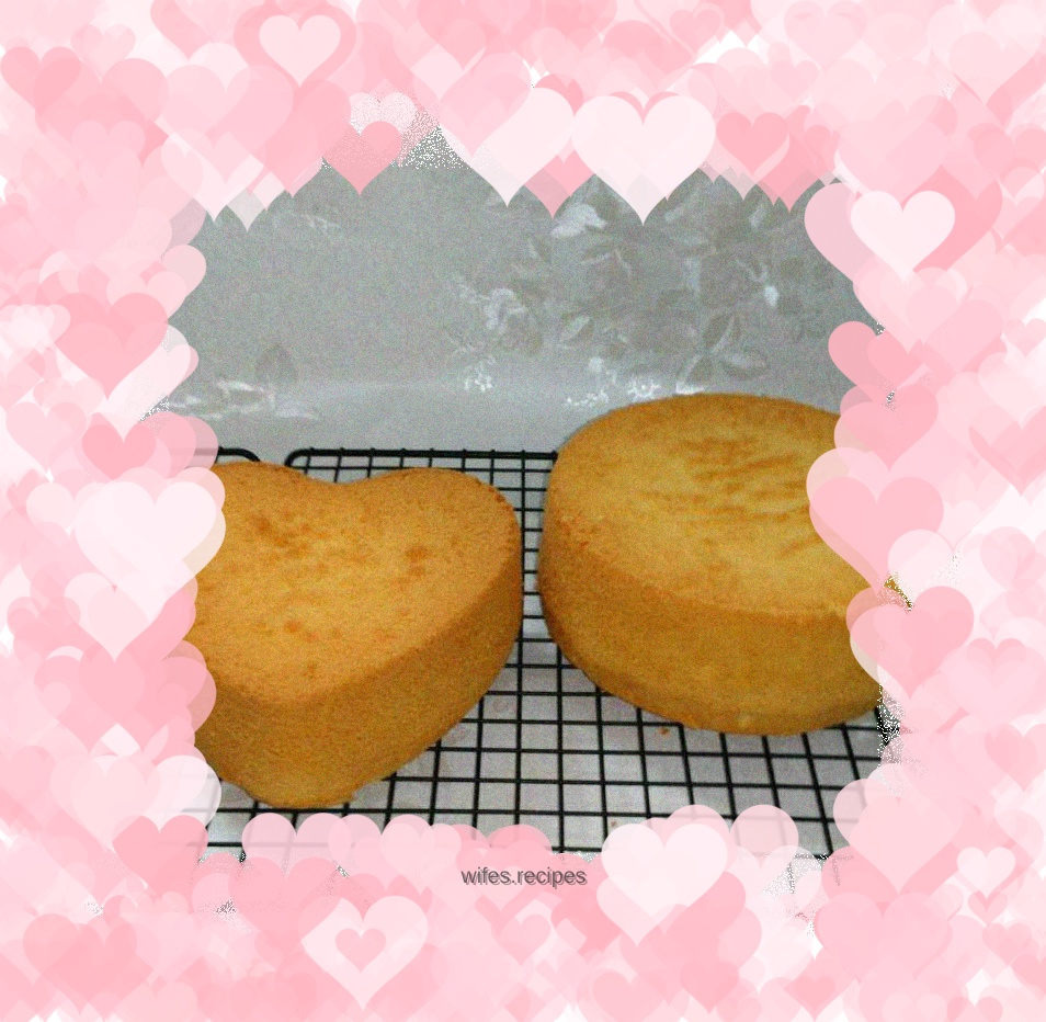 Round, heart-shaped chiffon cake