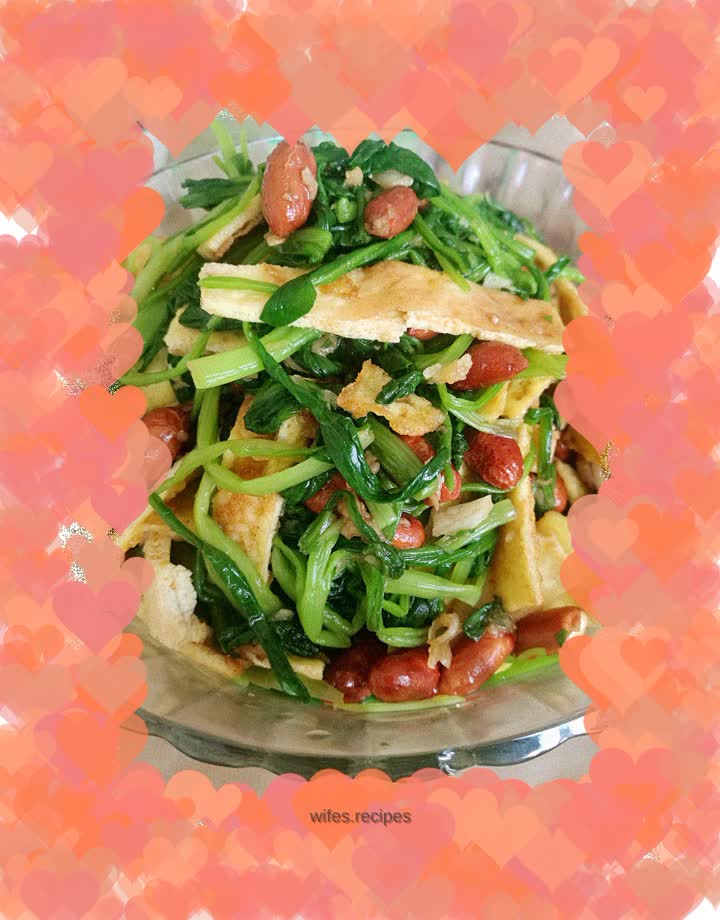 Spinach mixed with eggs and peanuts