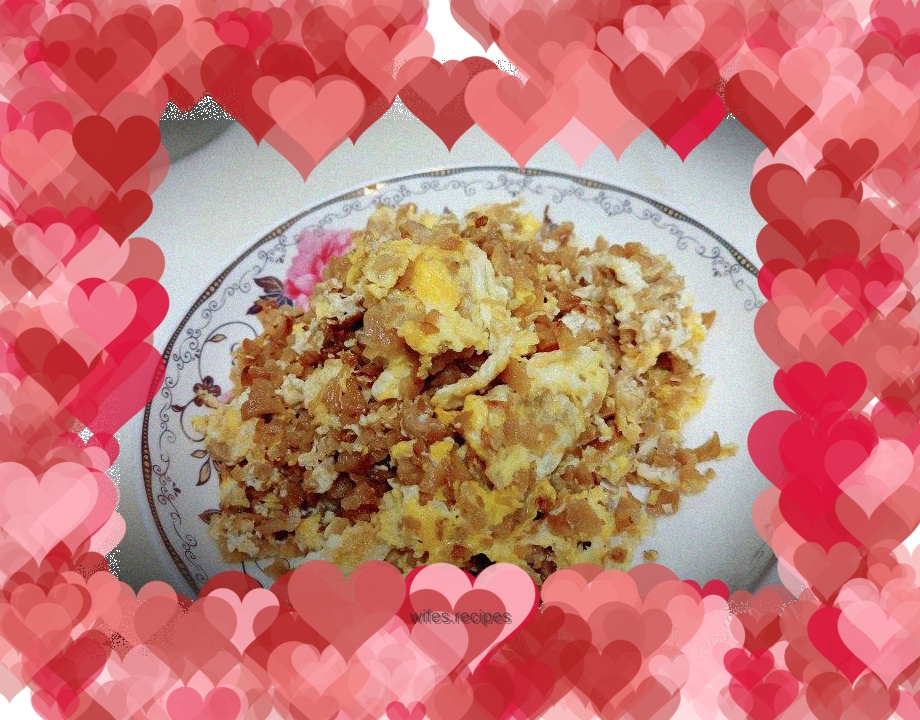 Fried eggs with preserved vegetables