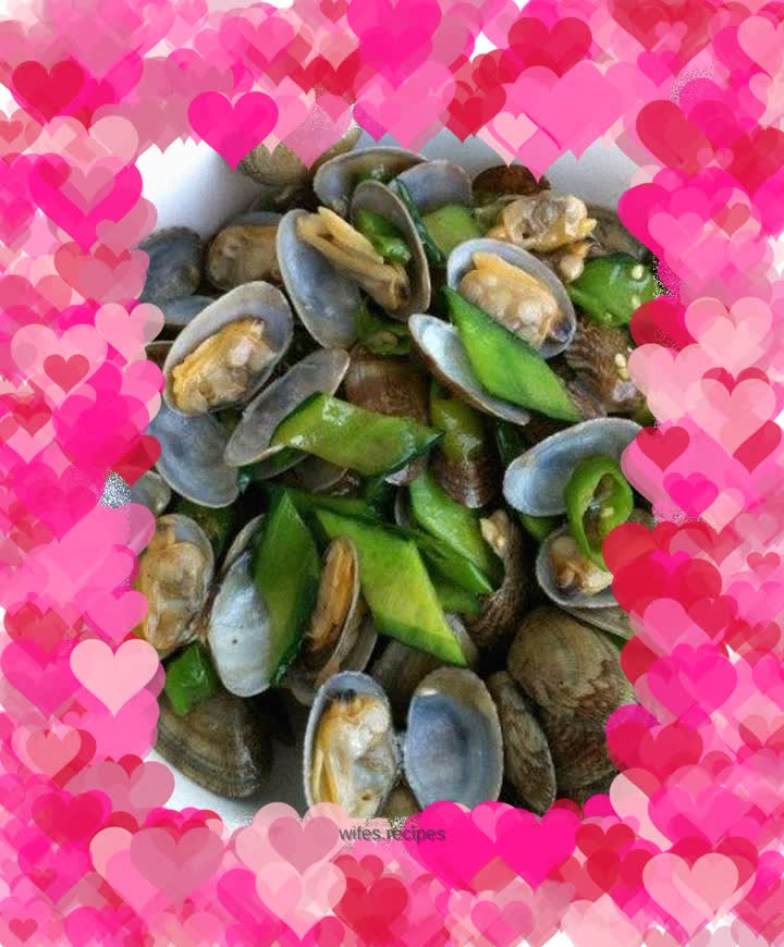 Fried clams with melon slices and pepper