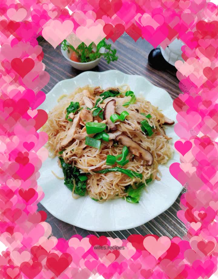 Fried Noodles with Mushrooms and Chicken