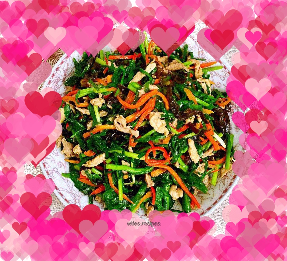 Stir-fried shredded pork with three-color leeks