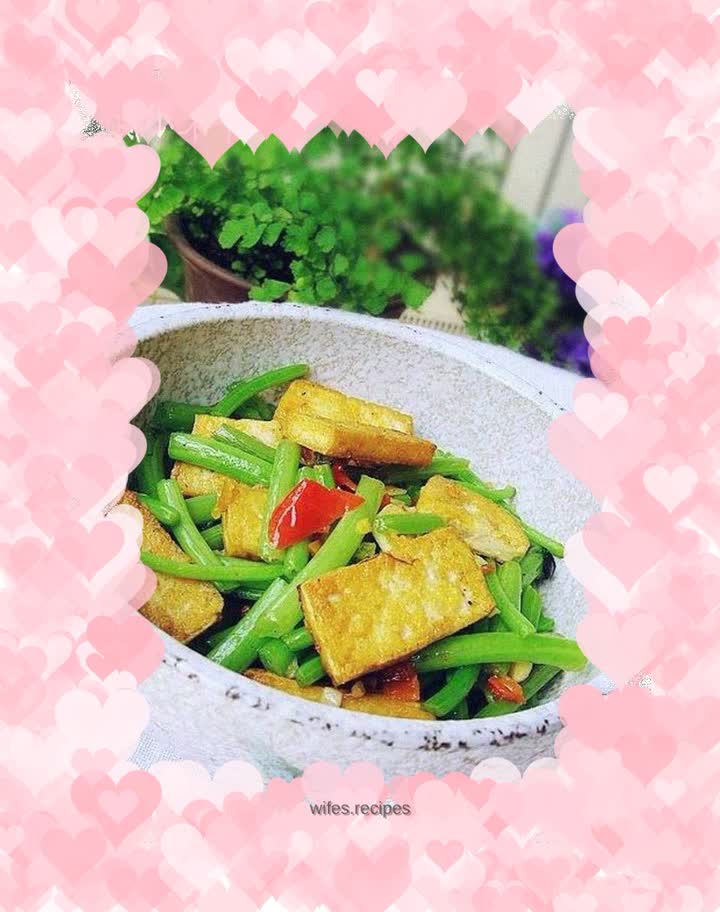 Stir-fried tofu with chopped pepper and chrysanthemum