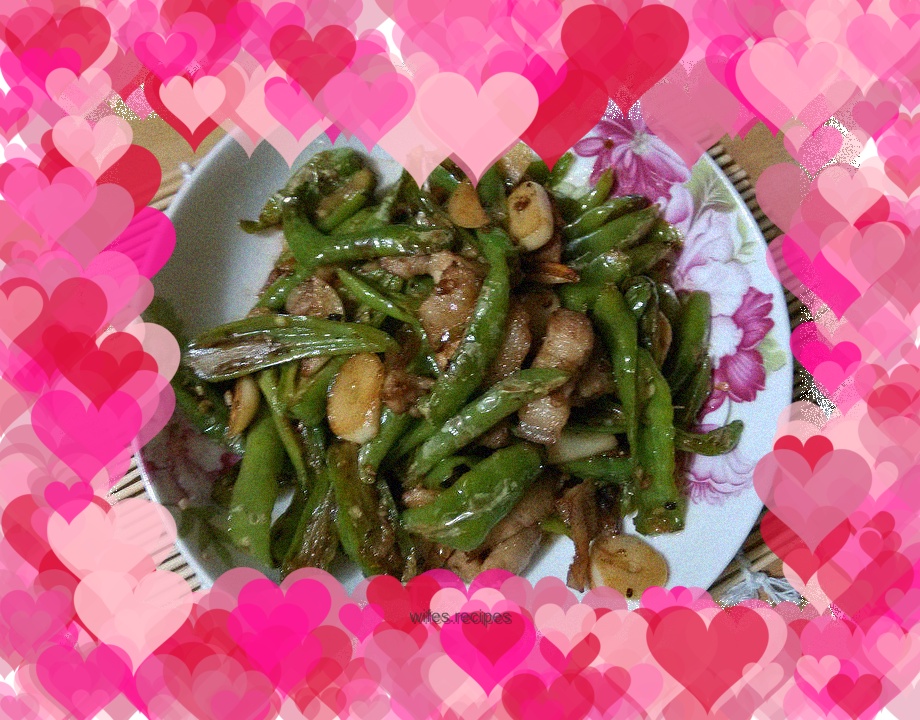 Stir-fried pork with small green peppers