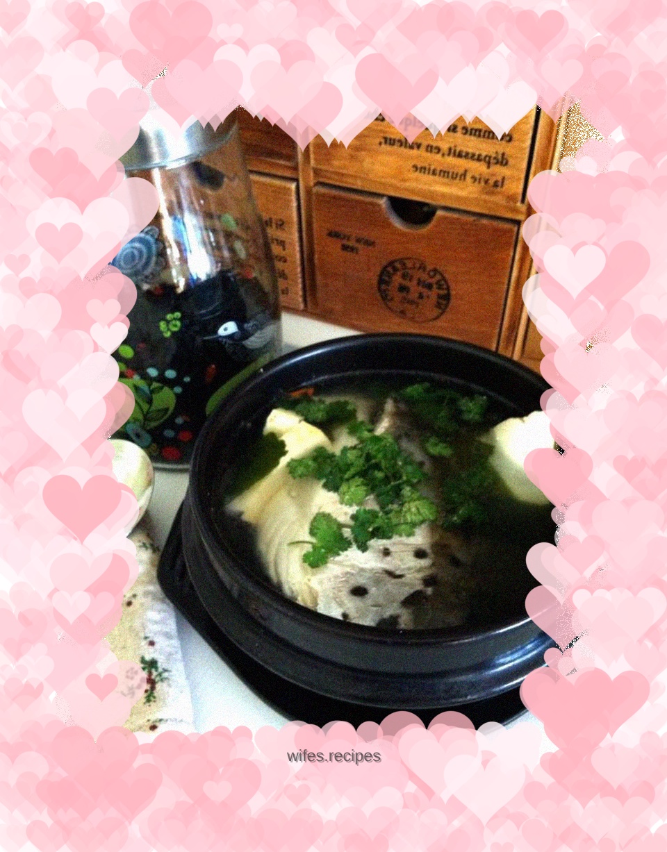 Salmon head in stone pot clear soup