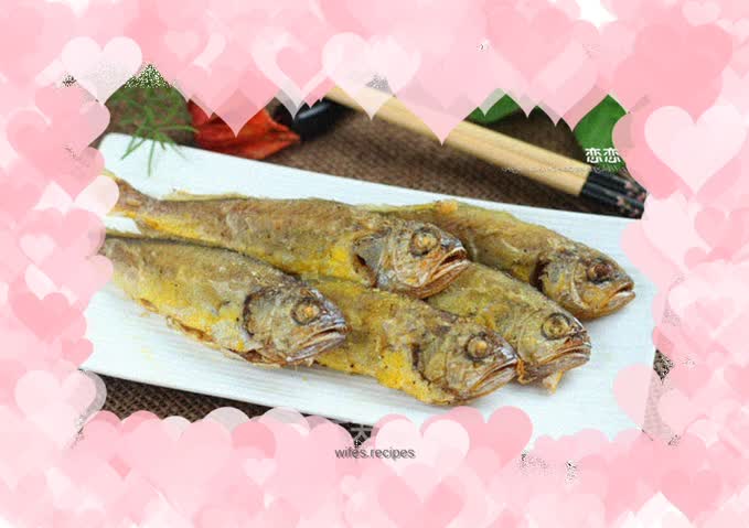 Crispy fried small yellow croaker