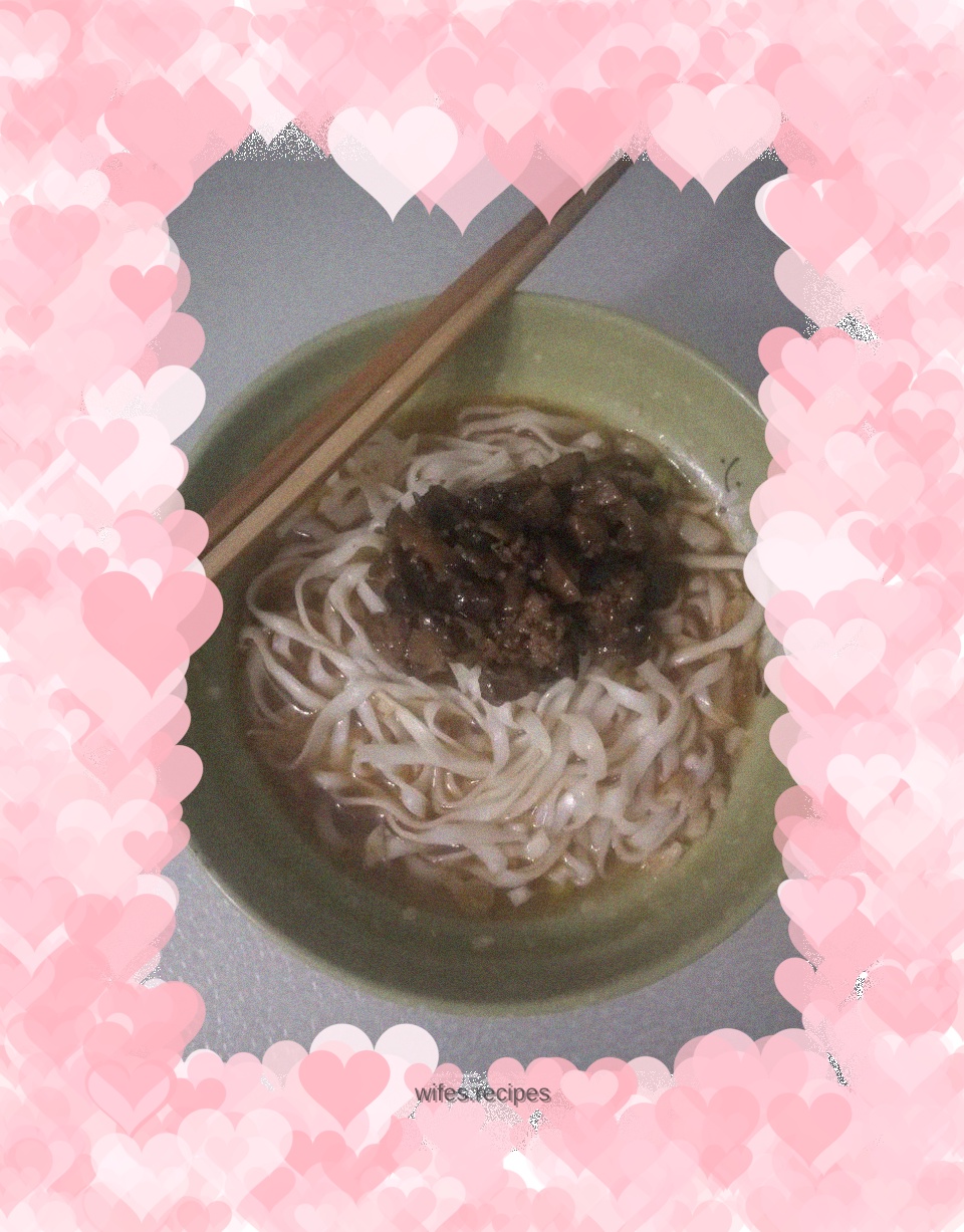 Spicy and sour noodles with mushroom meat sauce