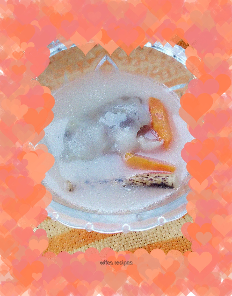 Braised pork knuckles with five-finger peach