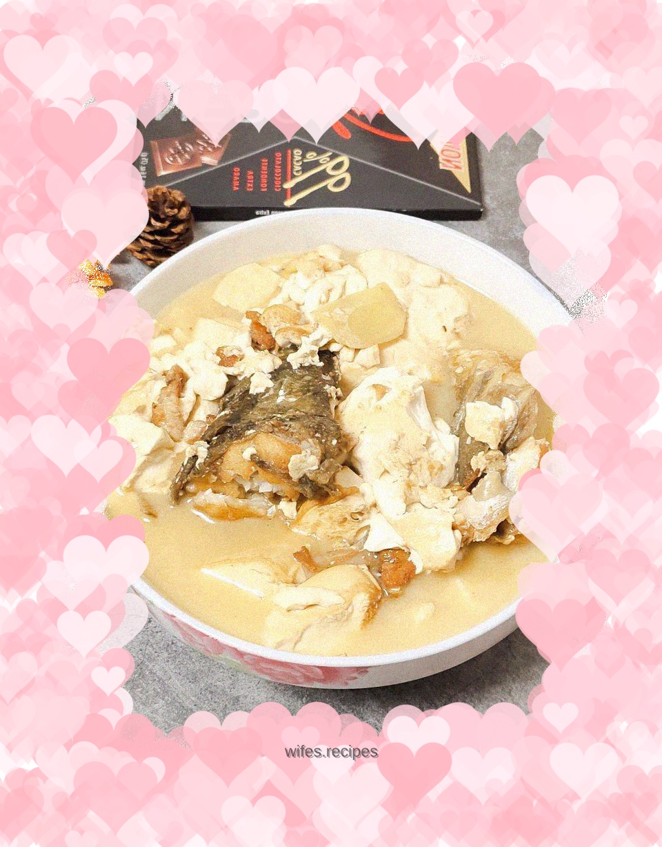 Pan-fried fish head and tofu soup