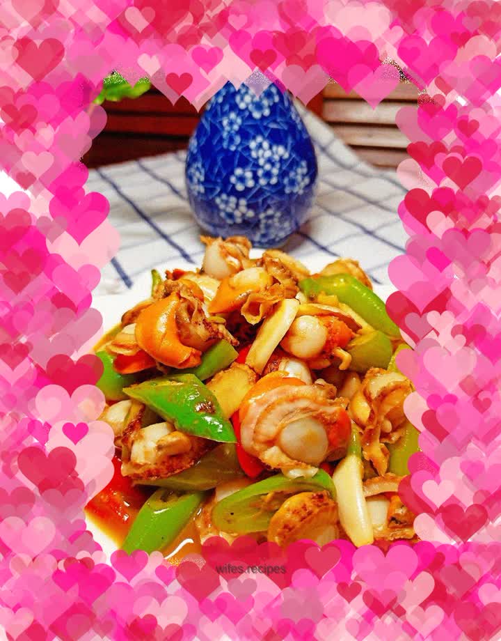 Fried scallops with green and red peppers