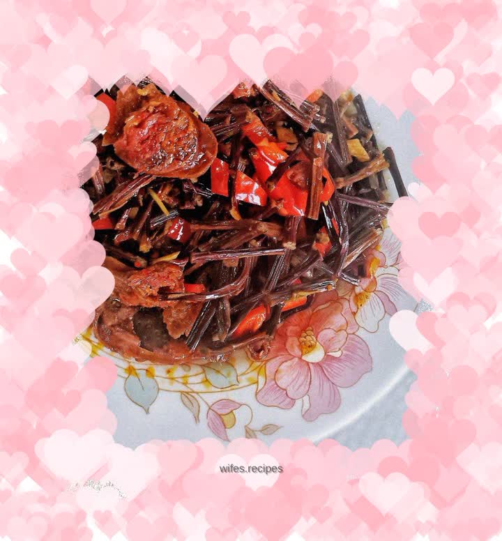 Stir-fried spicy sausage with bracken