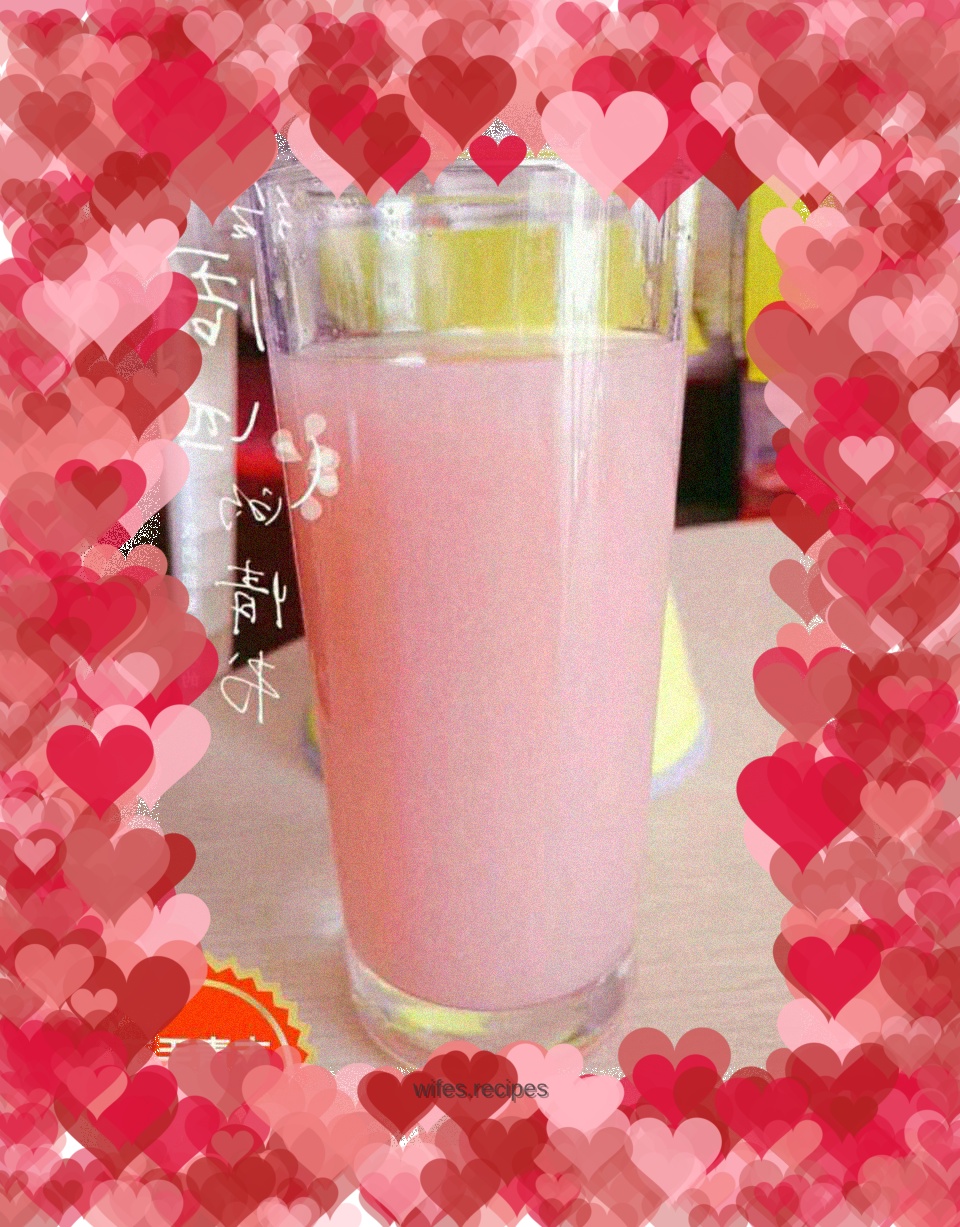 Pomegranate juice with its original fruity flavor is a great way to beautify your skin in autumn