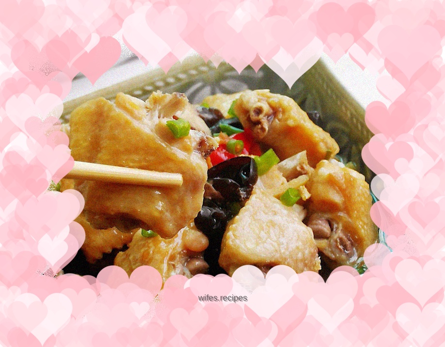 Steamed chicken wings with mushrooms and fungus