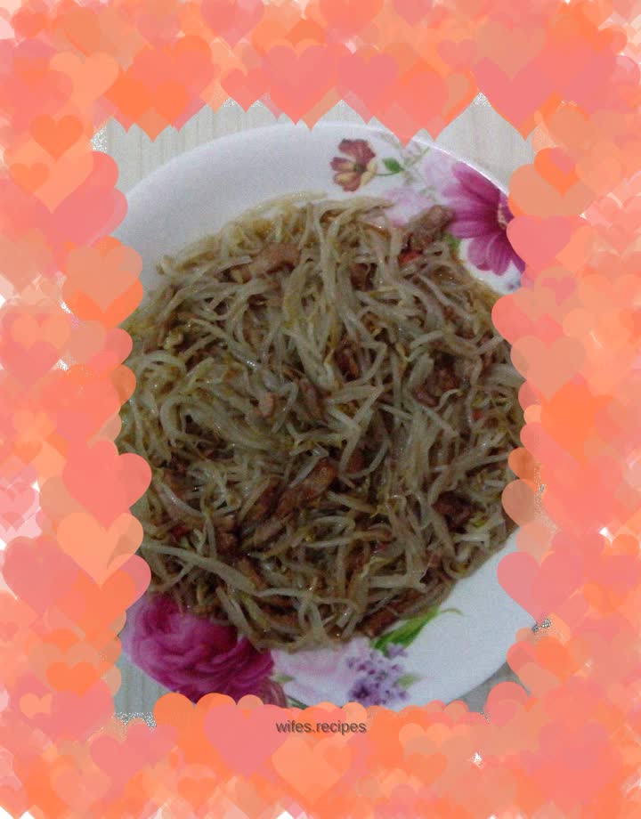 Stir-fried shredded pork with bean sprouts