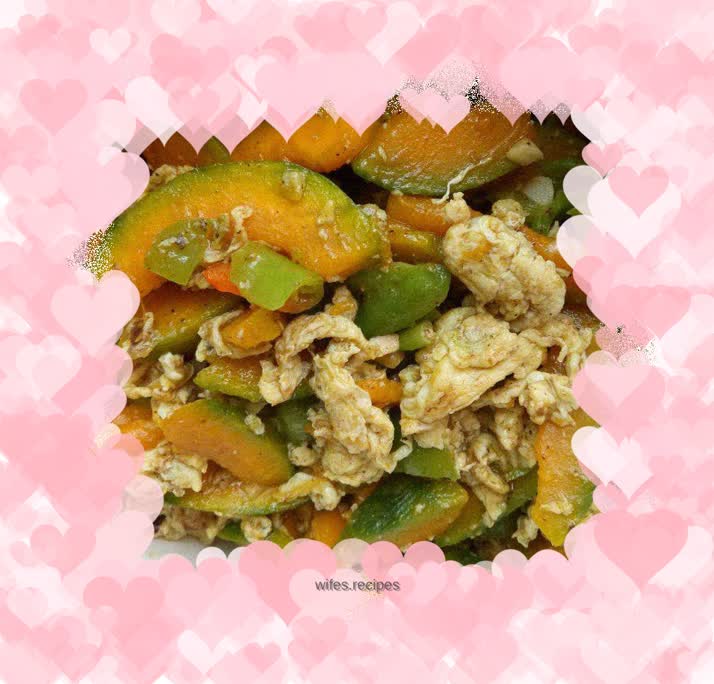 Fried eggs with green pepper and pumpkin