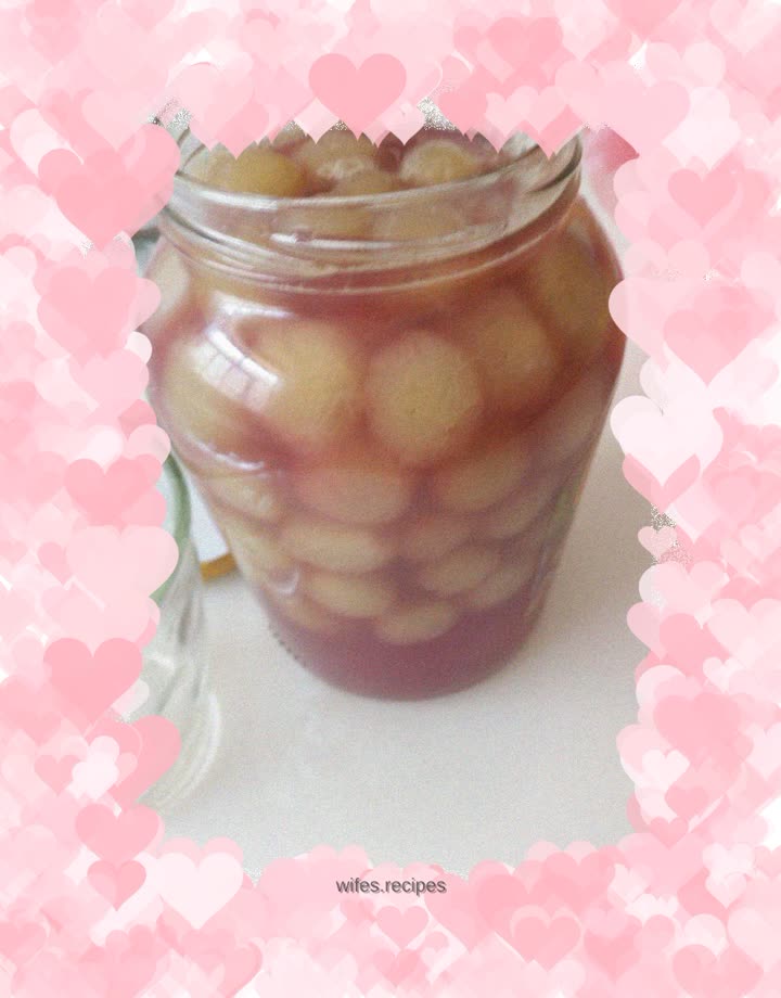 Homemade canned grapes, sweet and sour