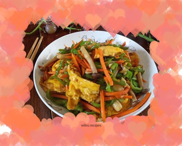 Fried eggs with green peppers, carrots, shredded shimeji mushrooms