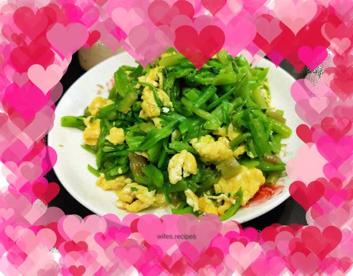 Scrambled eggs with spinach stalks