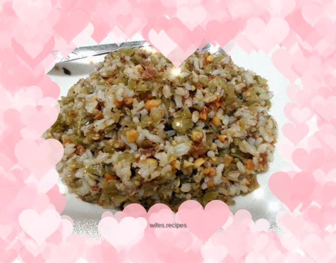 Fried rice with pickles and peanuts