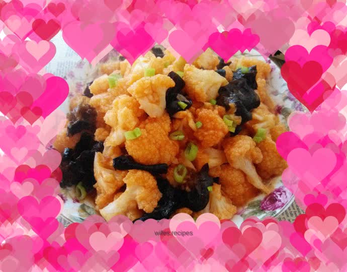 Stir-fried black fungus and cauliflower in tomato sauce