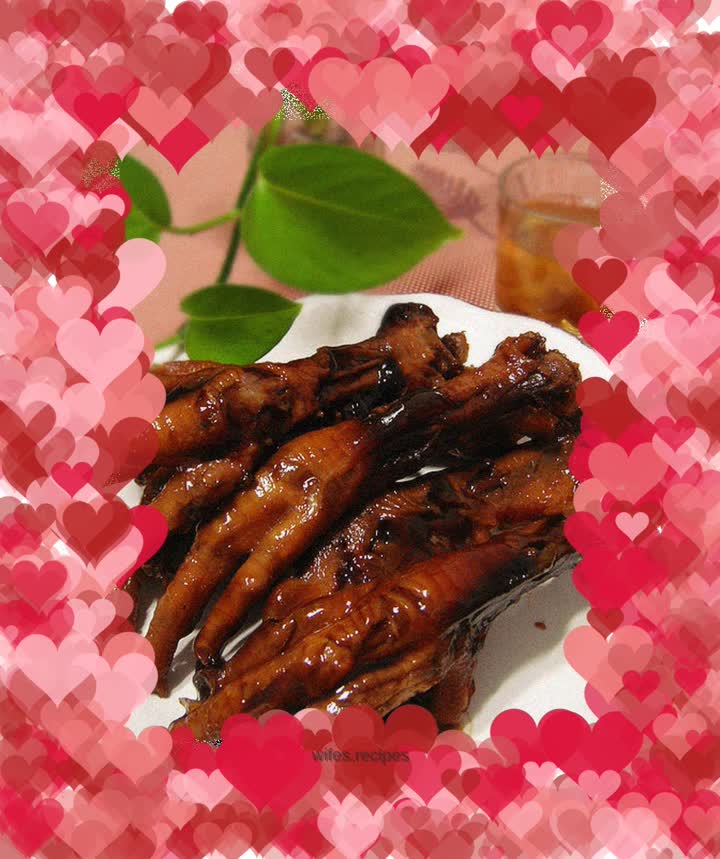 Stone pot cola braised chicken feet