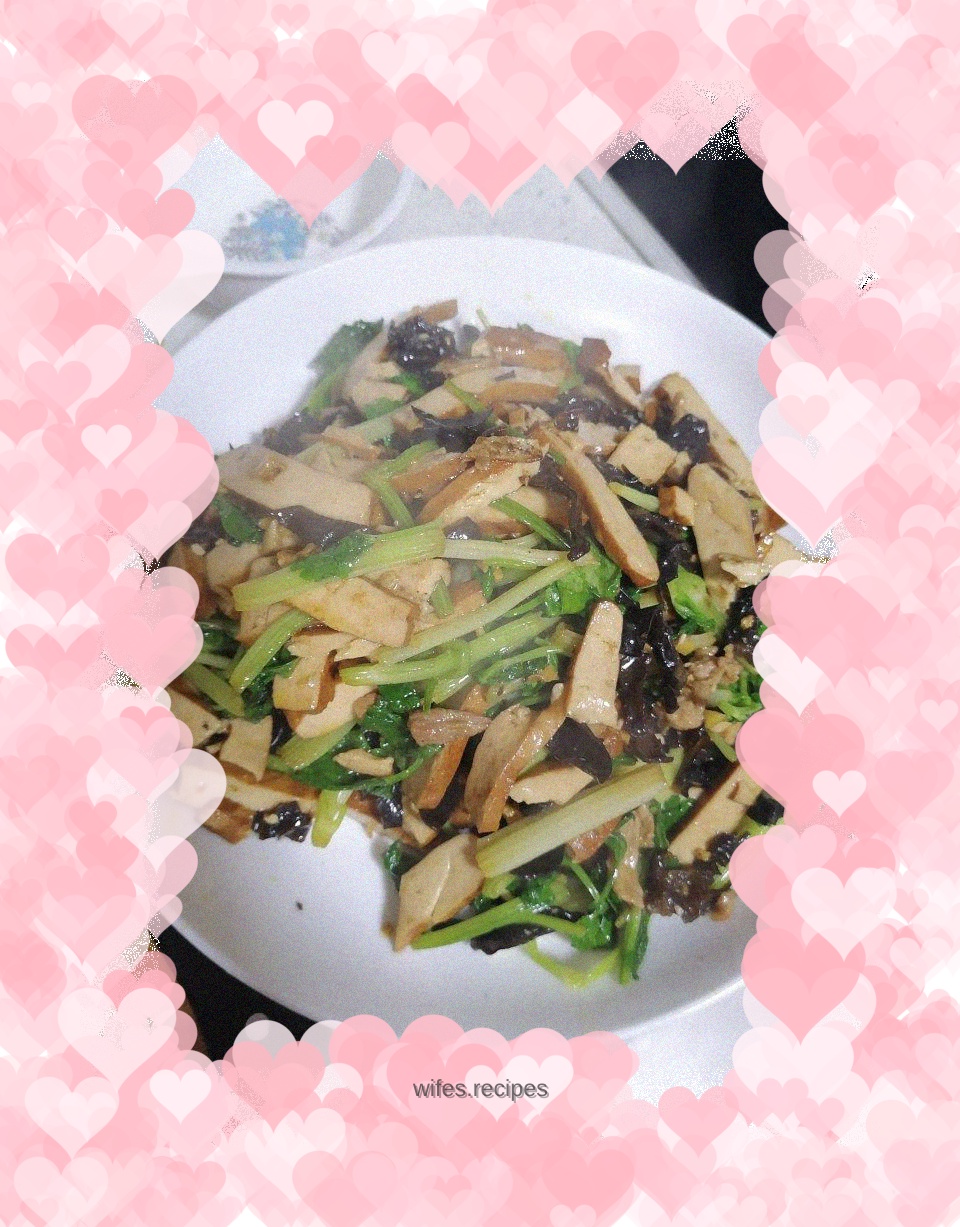 Stir-fried dried celery and fungus