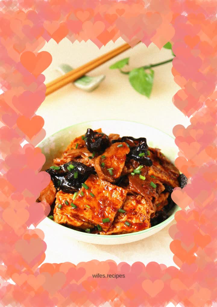 Stir-fried pork slices with tofu and mushrooms