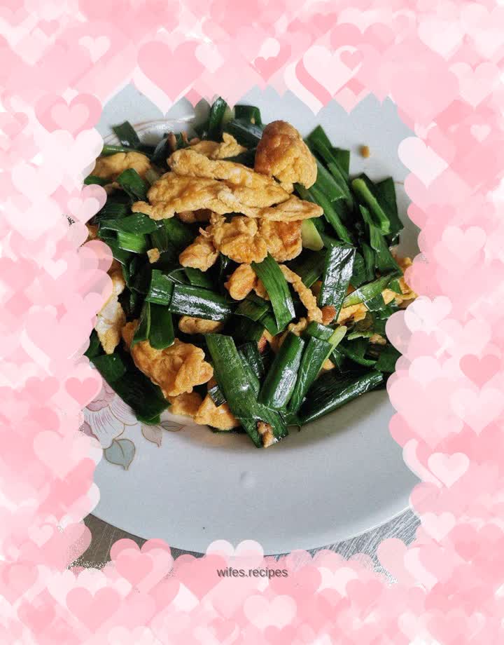 Fried eggs with chives