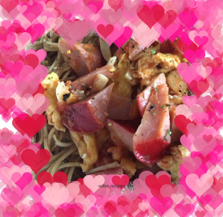 Noodles topped with tomatoes, eggs and scallion oil