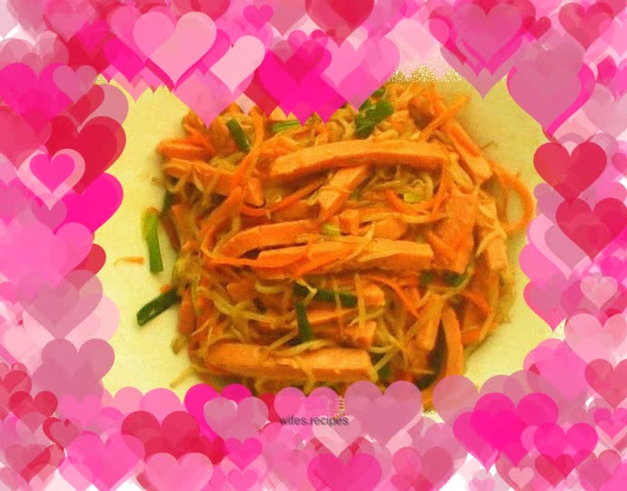 Stir-fried mung bean sprouts with ham sausage