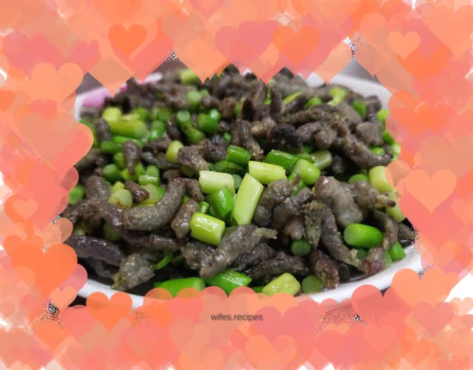 Stir-fried wolfberry ears with garlic